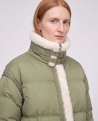 Doudoune courte oversize bordée sherpa