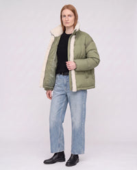 Doudoune courte oversize bordée sherpa