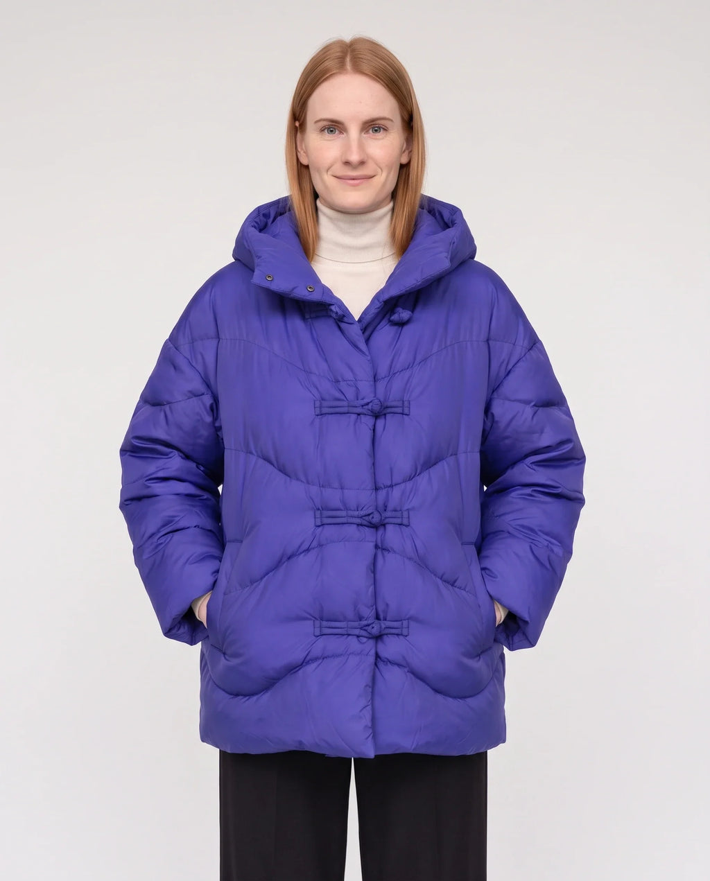 Doudoune courte oversize à capuche et brandebourgs