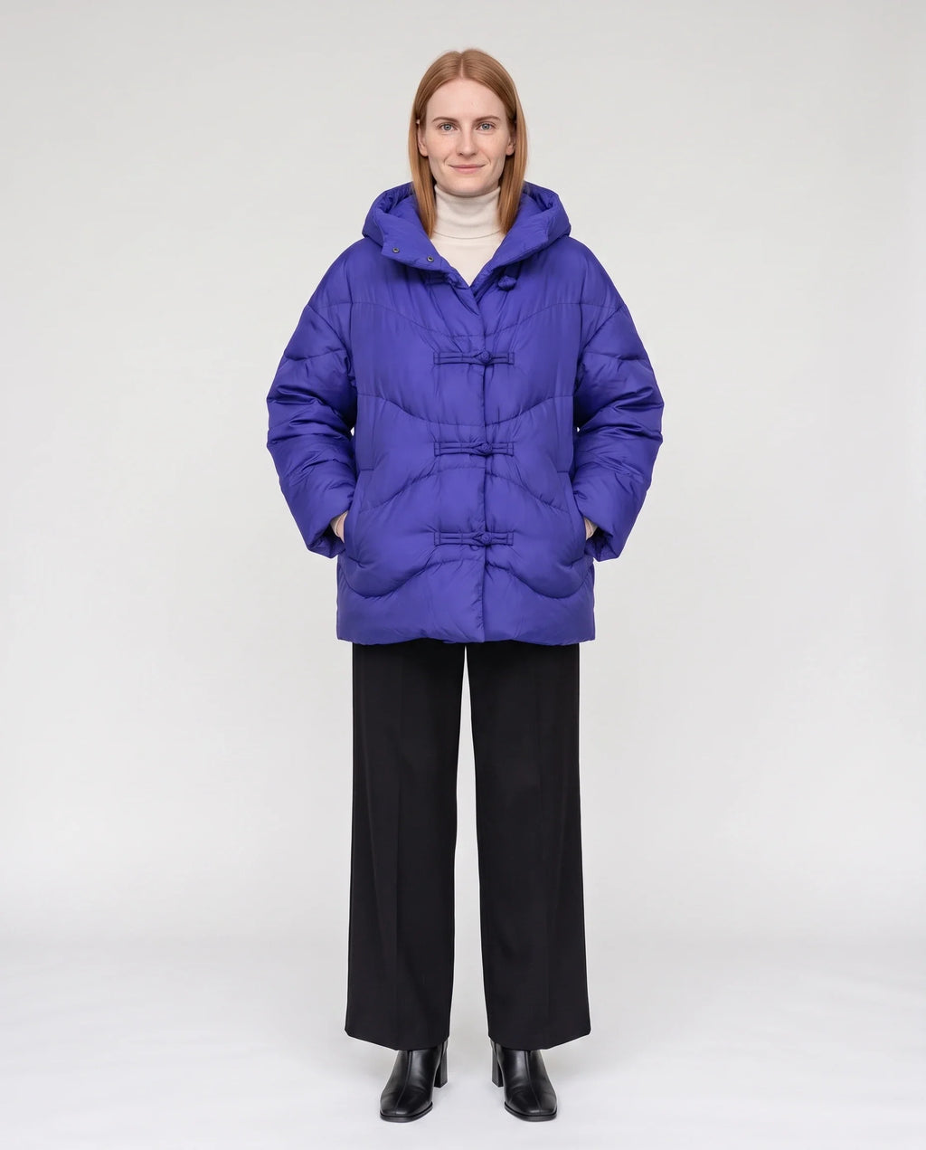 Doudoune courte oversize à capuche et brandebourgs