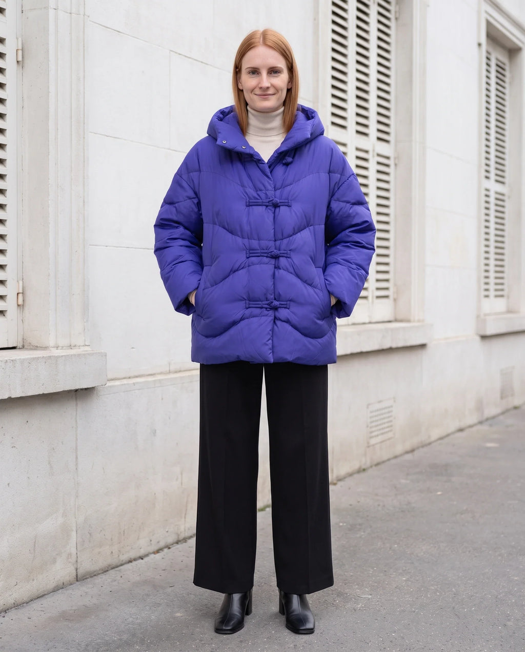 Doudoune courte oversize à capuche et brandebourgs