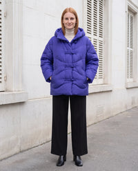 Doudoune courte oversize à capuche et brandebourgs