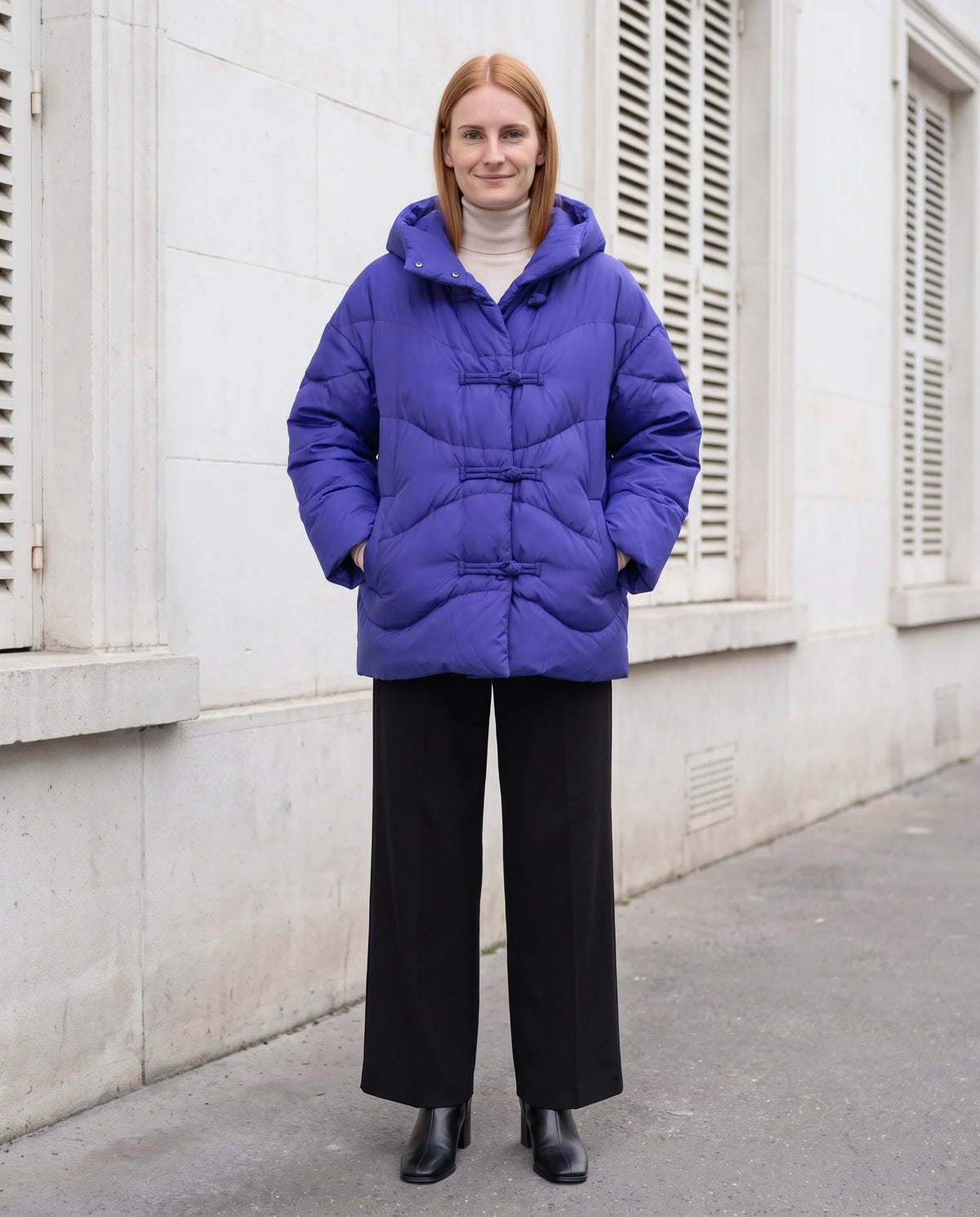 Doudoune courte oversize à capuche et brandebourgs