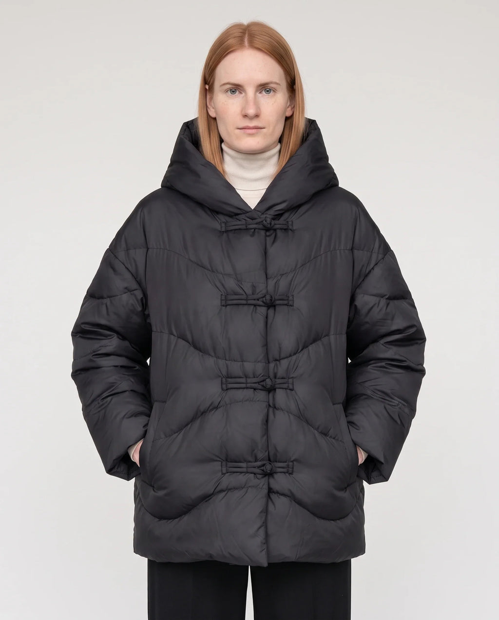 Doudoune courte oversize à capuche et brandebourgs