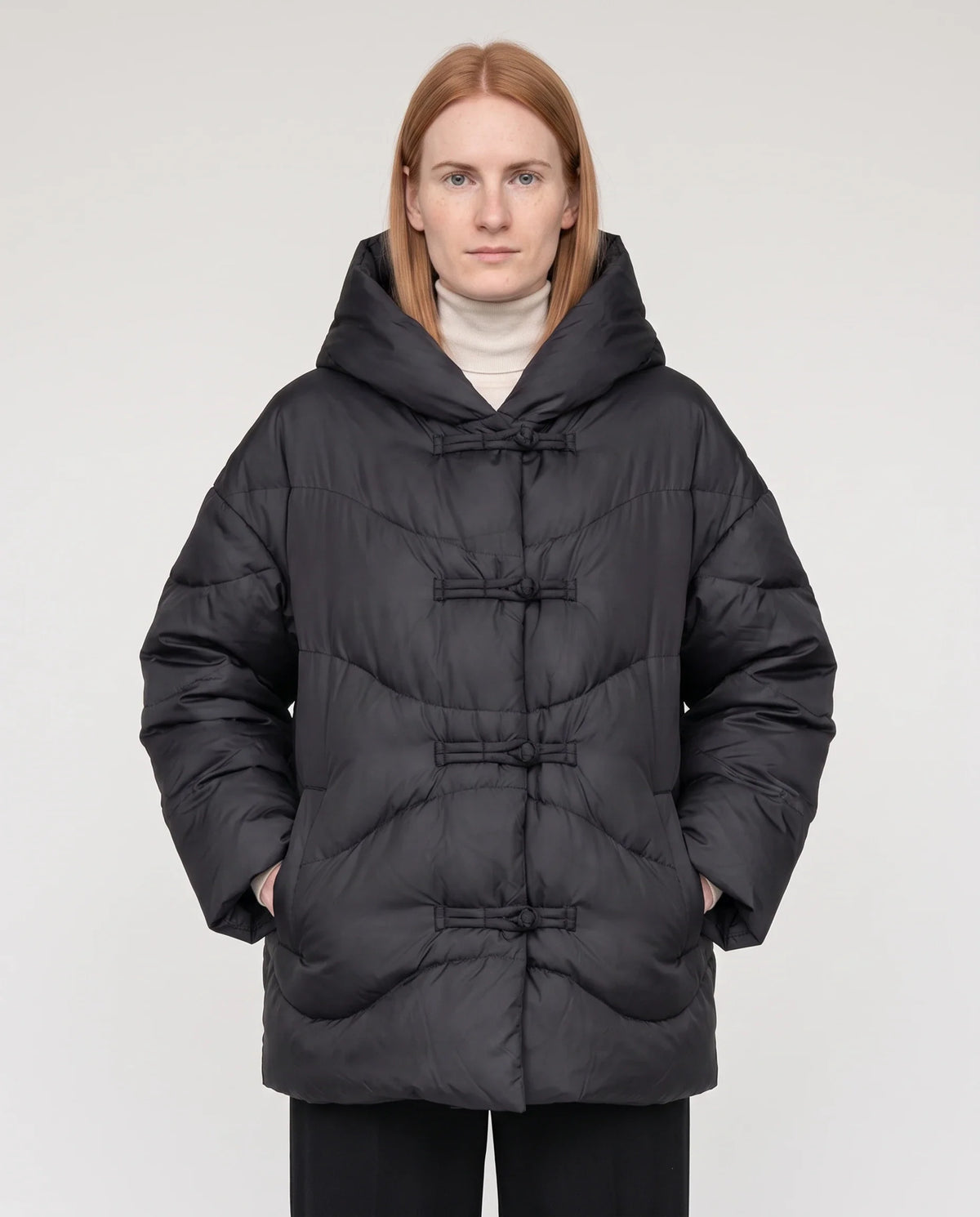Doudoune courte oversize à capuche et brandebourgs