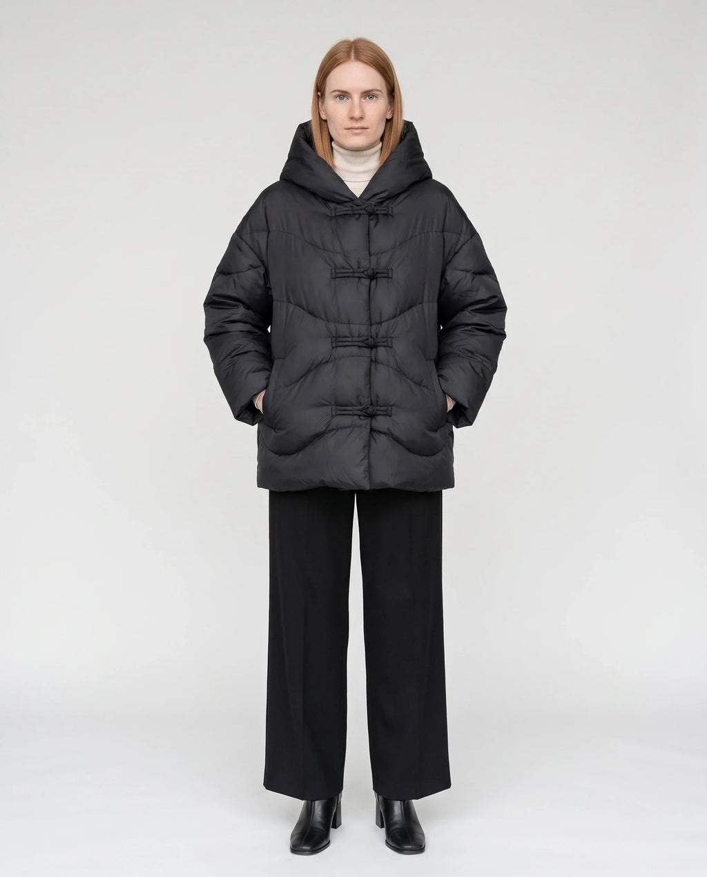 Doudoune courte oversize à capuche et brandebourgs