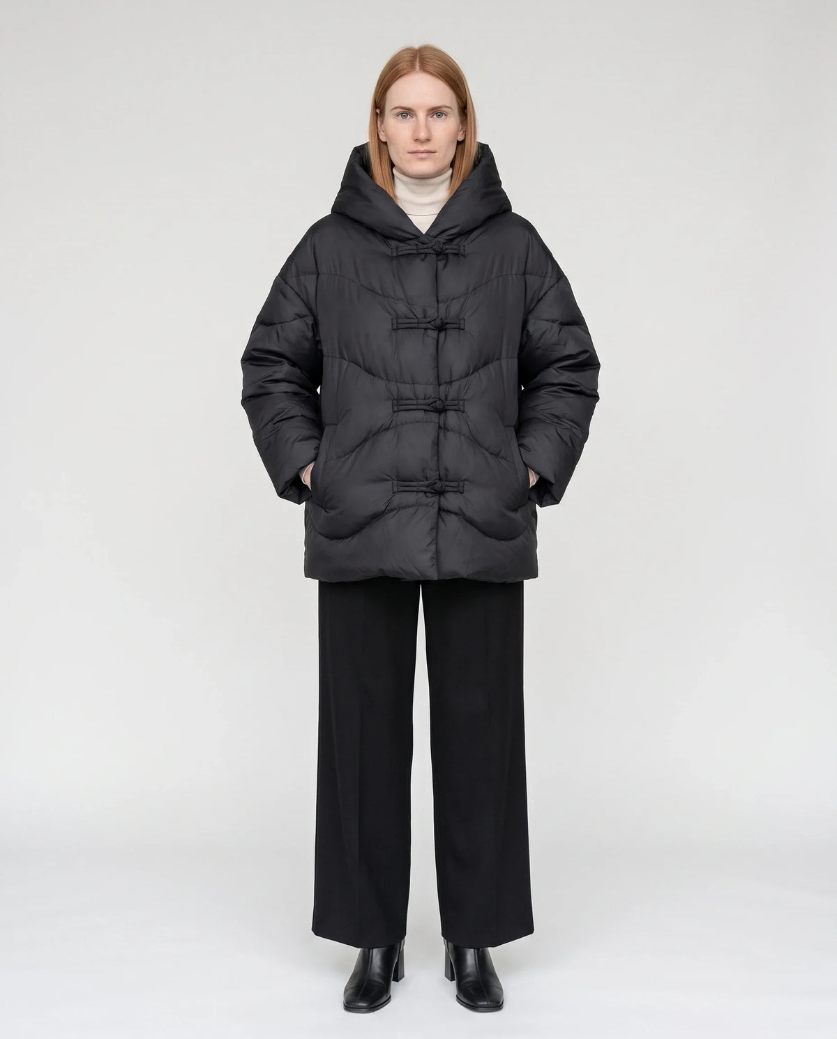 Doudoune courte oversize à capuche et brandebourgs
