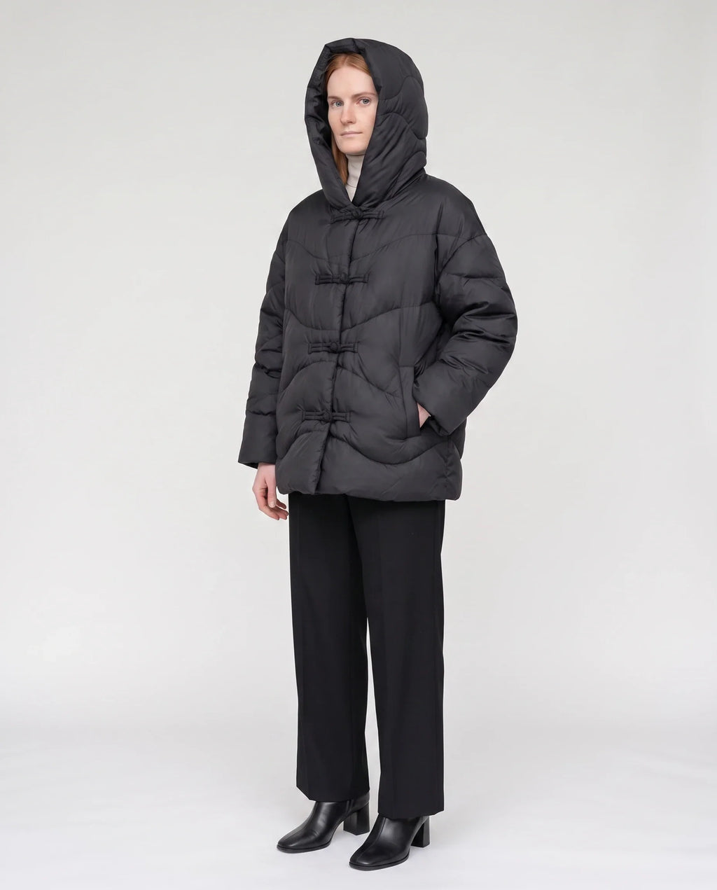 Doudoune courte oversize à capuche et brandebourgs