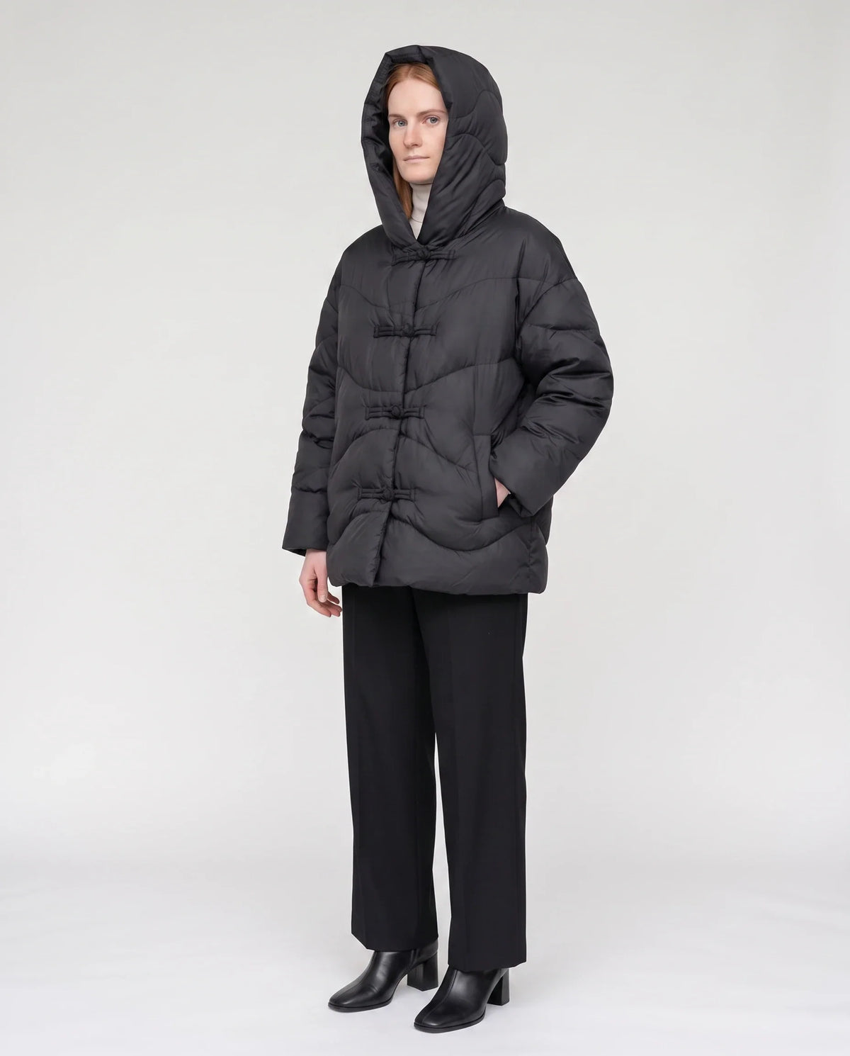 Doudoune courte oversize à capuche et brandebourgs