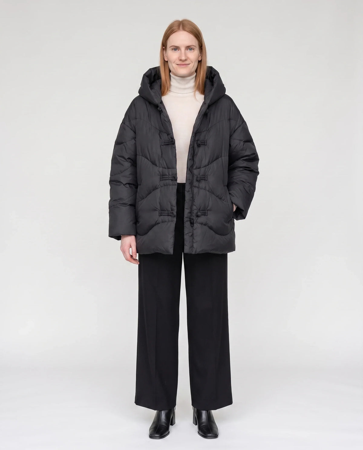 Doudoune courte oversize à capuche et brandebourgs