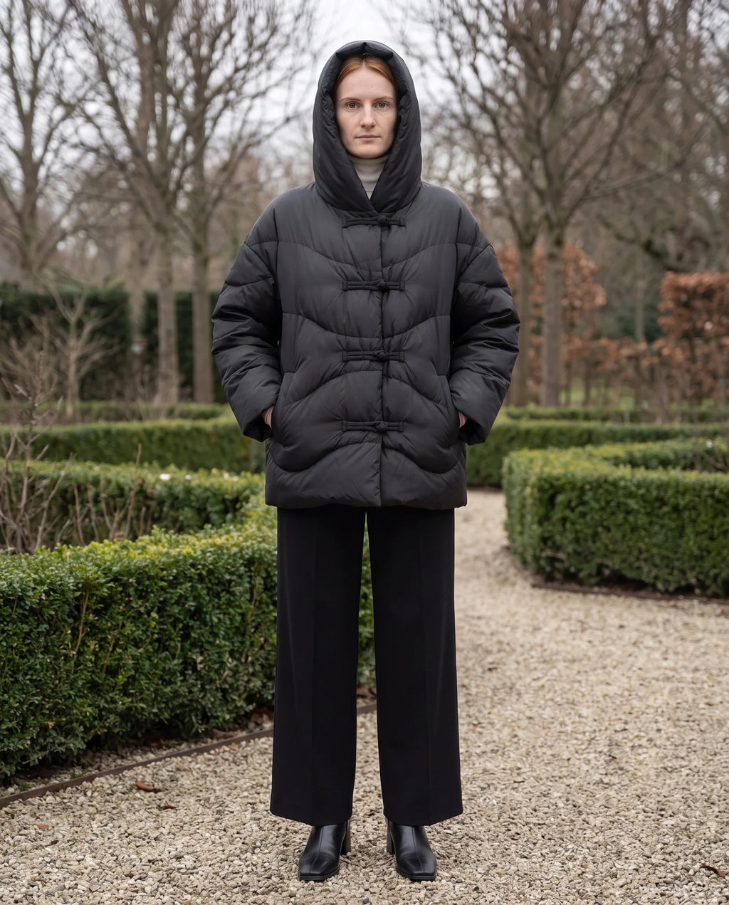 Doudoune courte oversize à capuche et brandebourgs