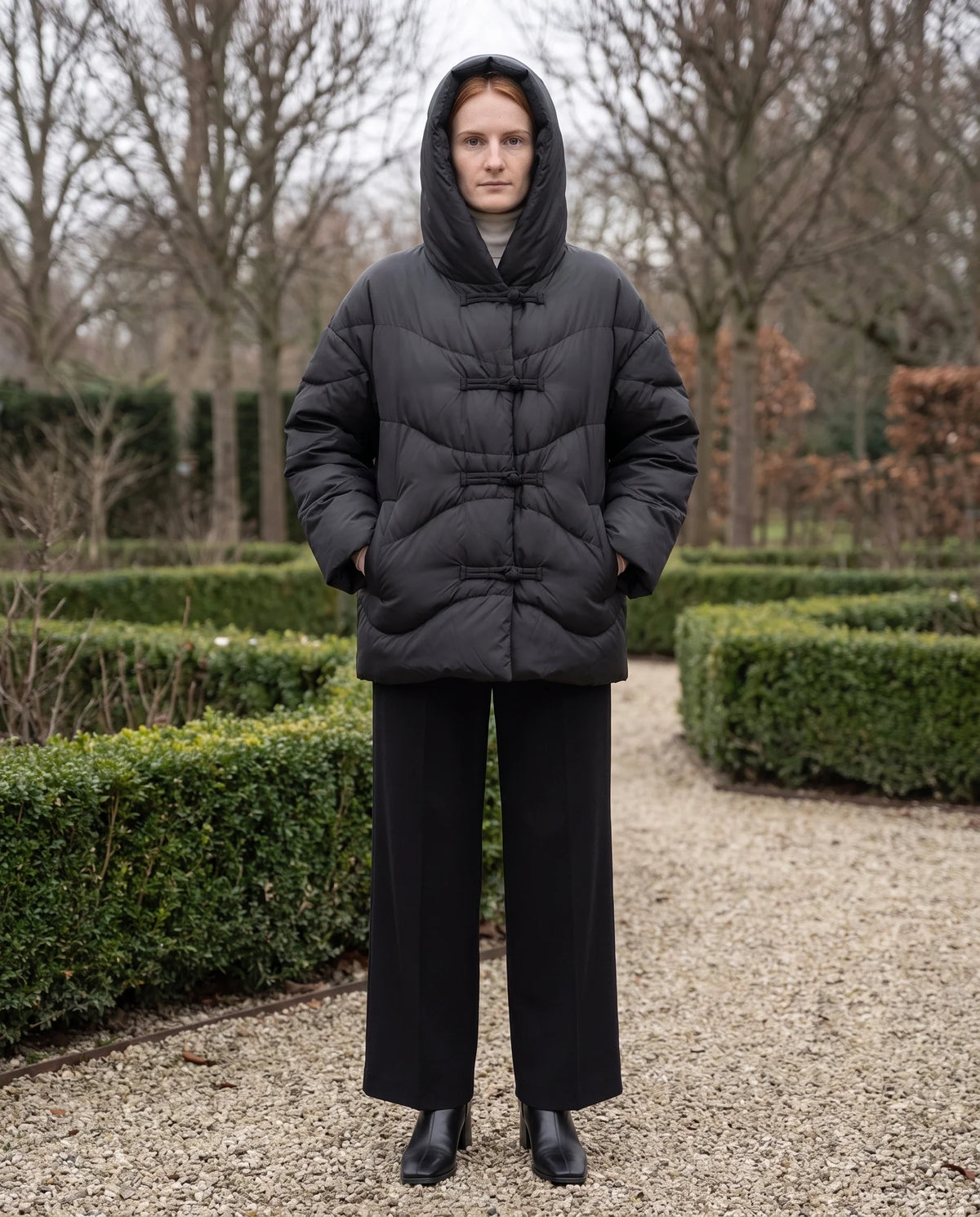 Doudoune courte oversize à capuche et brandebourgs