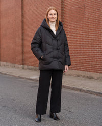 Doudoune courte oversize à capuche et brandebourgs