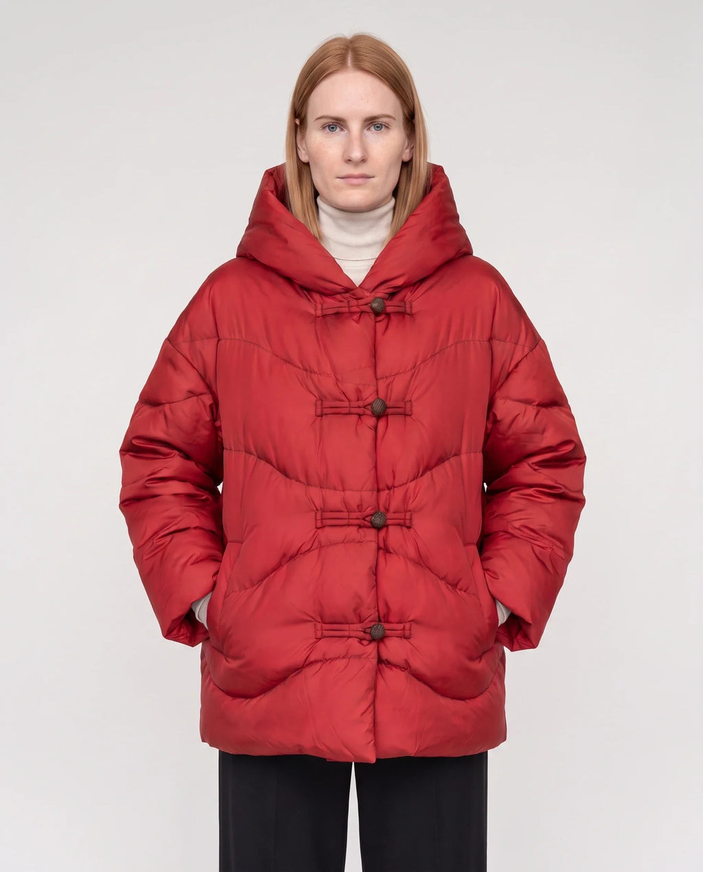 Doudoune courte oversize à capuche et brandebourgs
