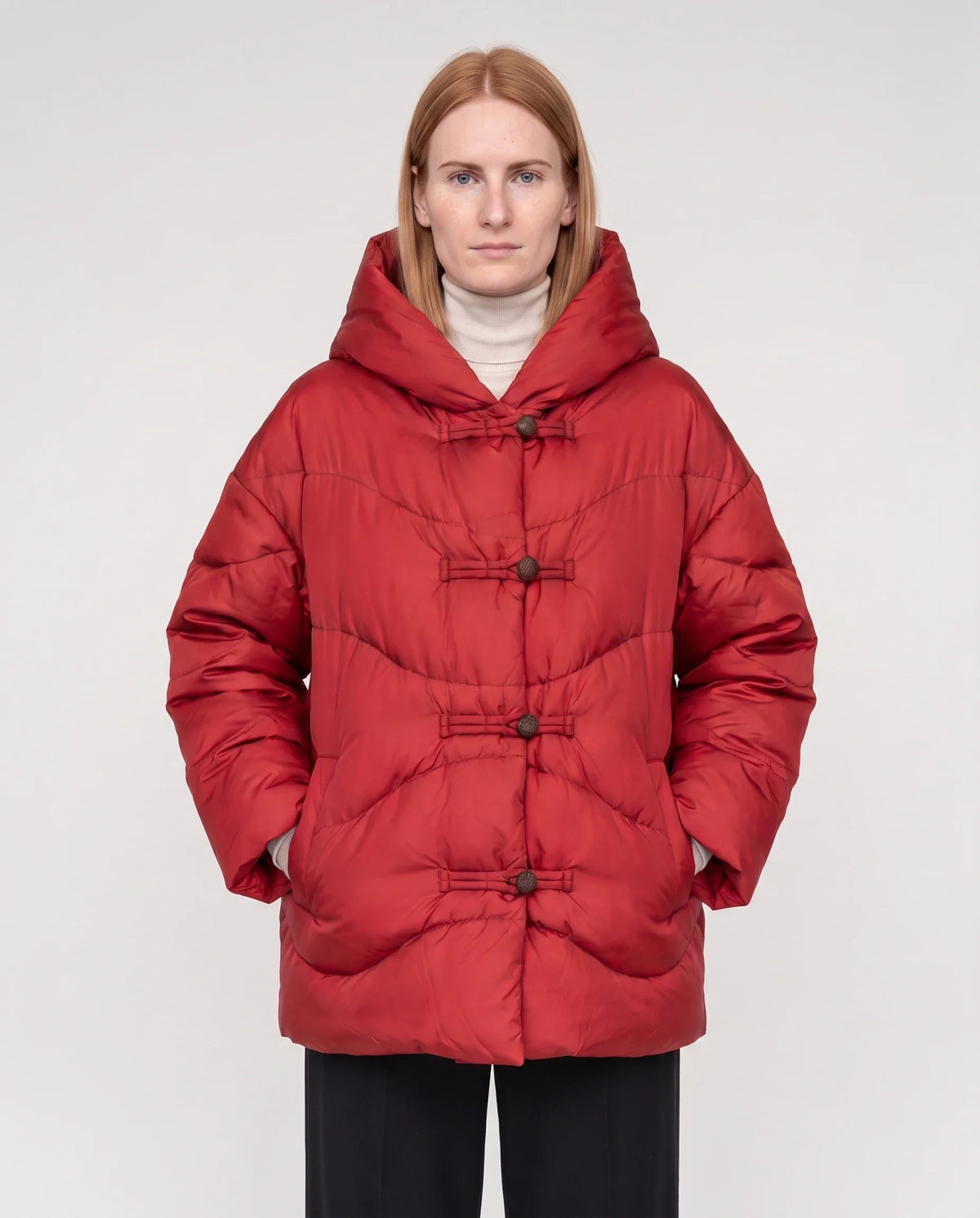 Doudoune courte oversize à capuche et brandebourgs