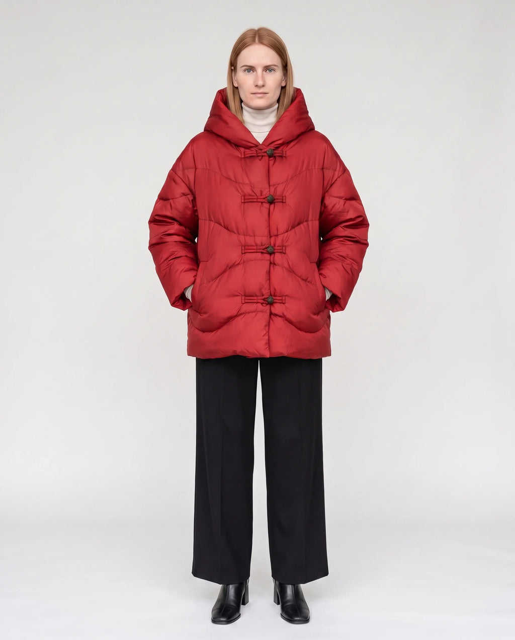 Doudoune courte oversize à capuche et brandebourgs