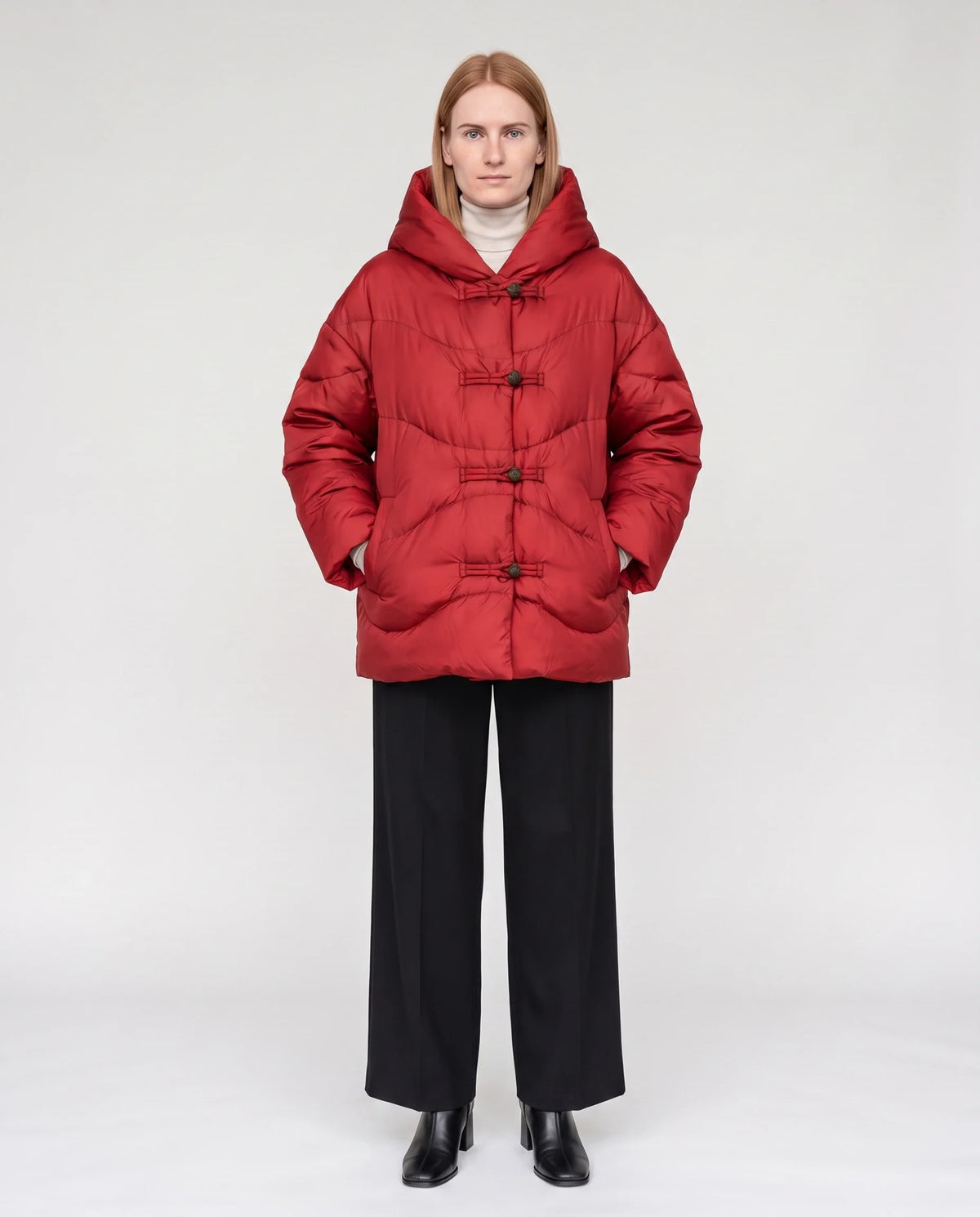 Doudoune courte oversize à capuche et brandebourgs
