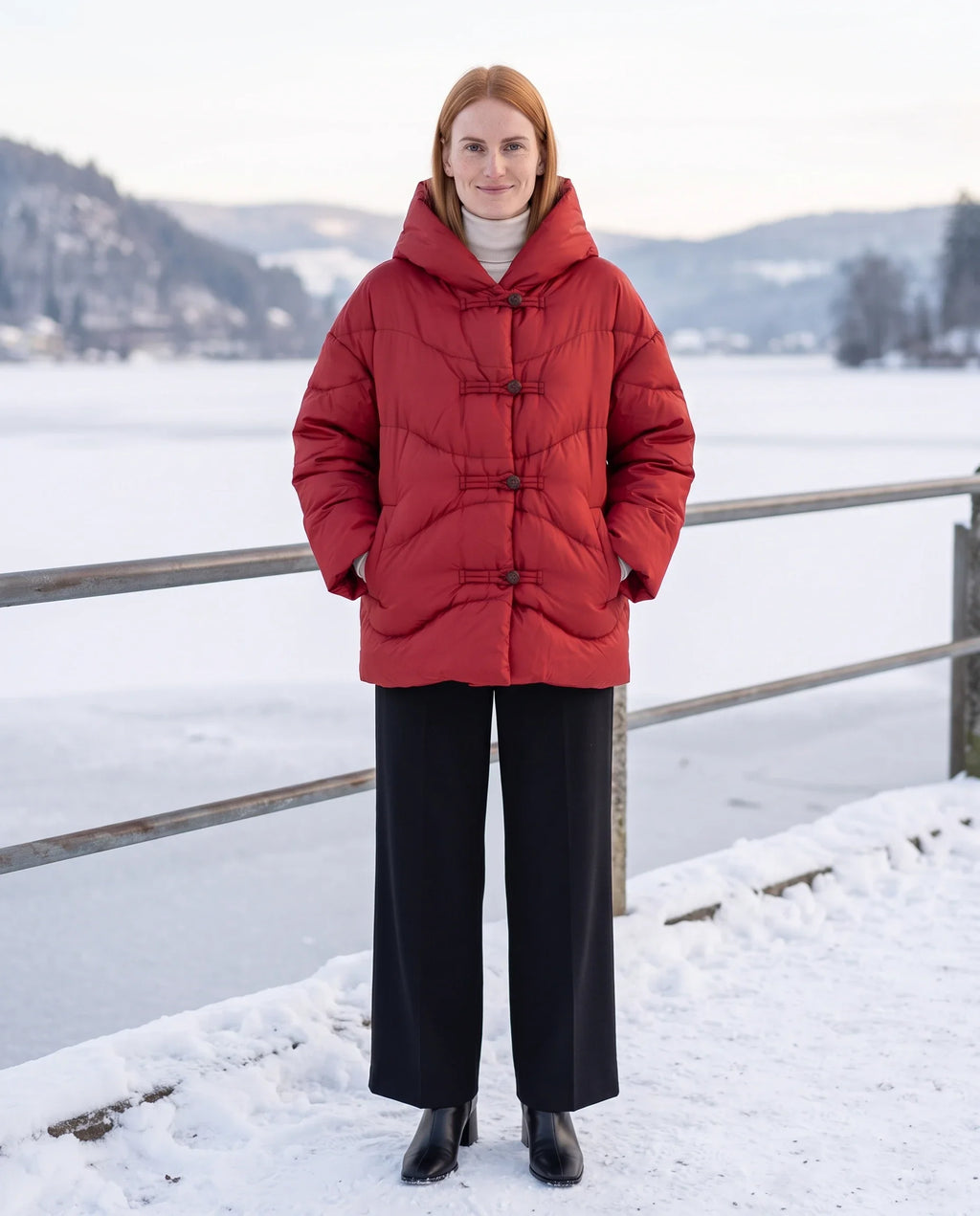 Doudoune courte oversize à capuche et brandebourgs