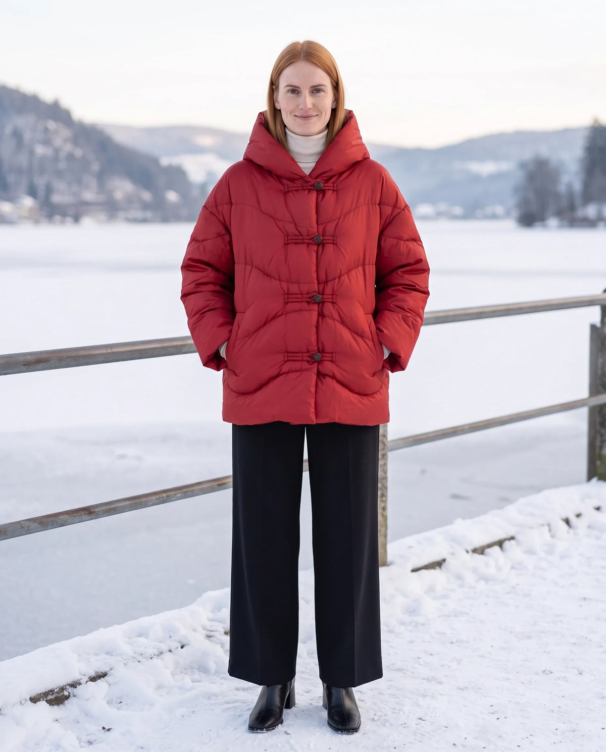 Doudoune courte oversize à capuche et brandebourgs