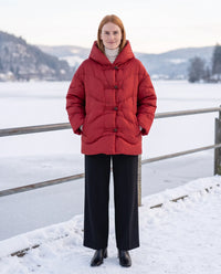 Doudoune courte oversize à capuche et brandebourgs