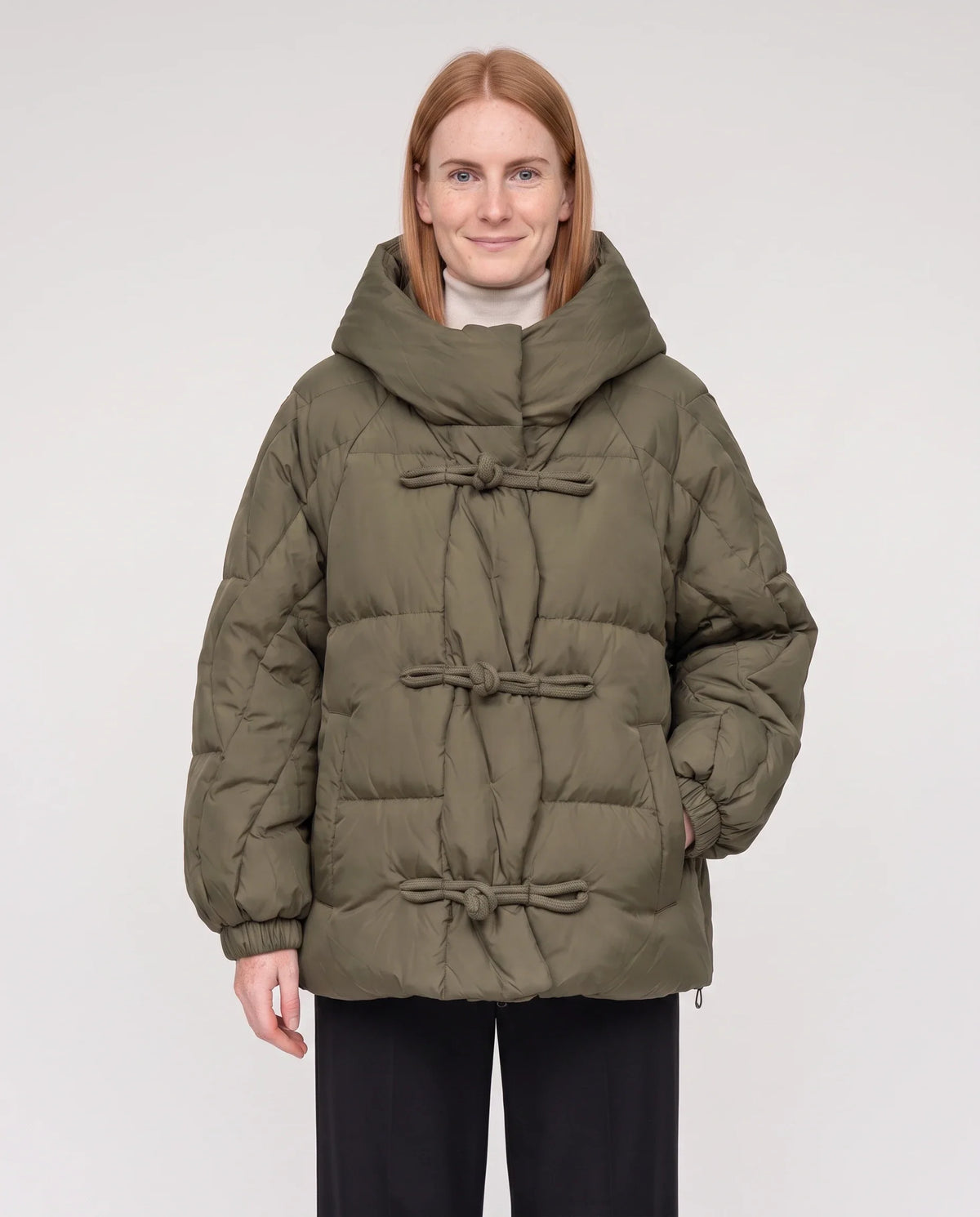 Doudoune courte oversize à capuche et brandebourgs