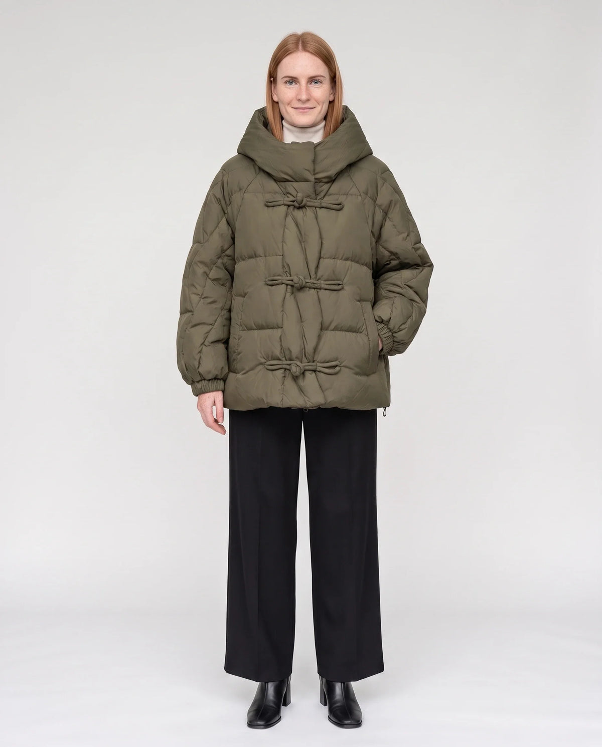 Doudoune courte oversize à capuche et brandebourgs