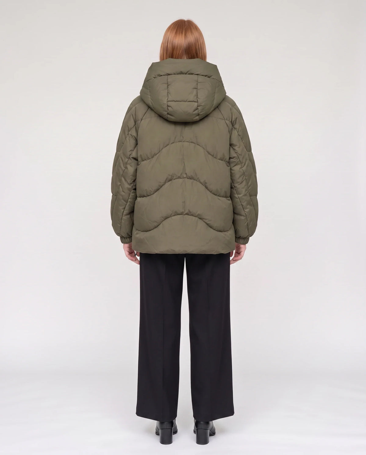 Doudoune courte oversize à capuche et brandebourgs