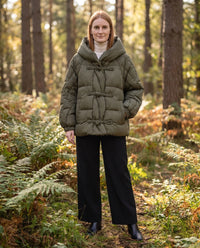 Doudoune courte oversize à capuche et brandebourgs
