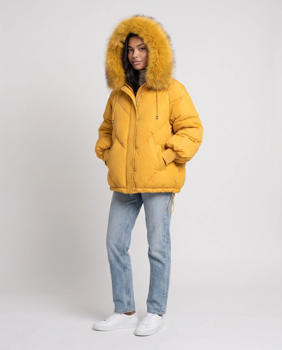 Doudoune courte oversize à capuche fausse fourrure