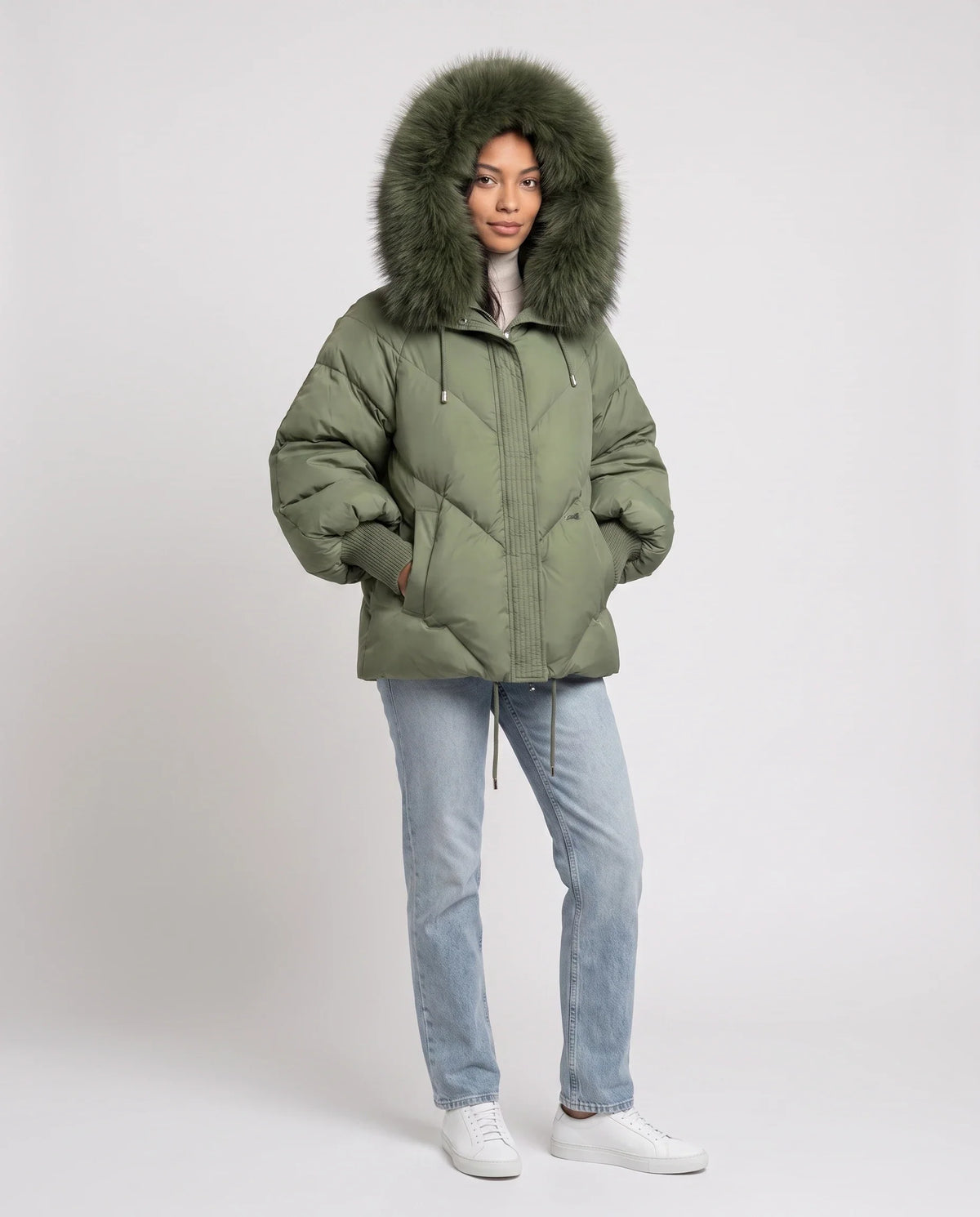 Doudoune courte oversize à capuche fausse fourrure