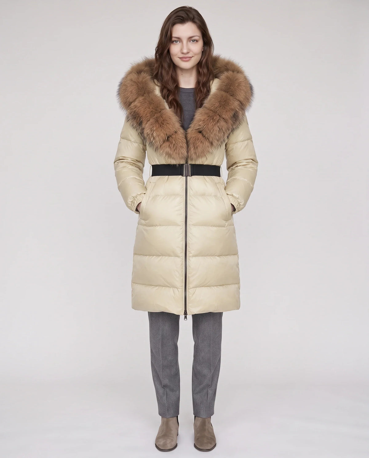 Doudoune longue ceinturée à capuche fausse fourrure