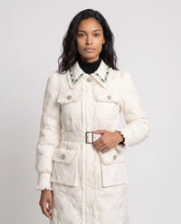 Doudoune longue ceinturée à col bijoux