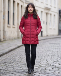 Doudoune mi-longue cintrée à capuche