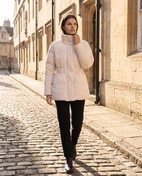 Doudoune mi-longue plissée à taille coulissée