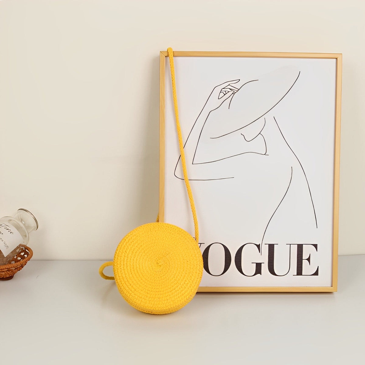 Petit sac rond en paille à bandoulière en corde