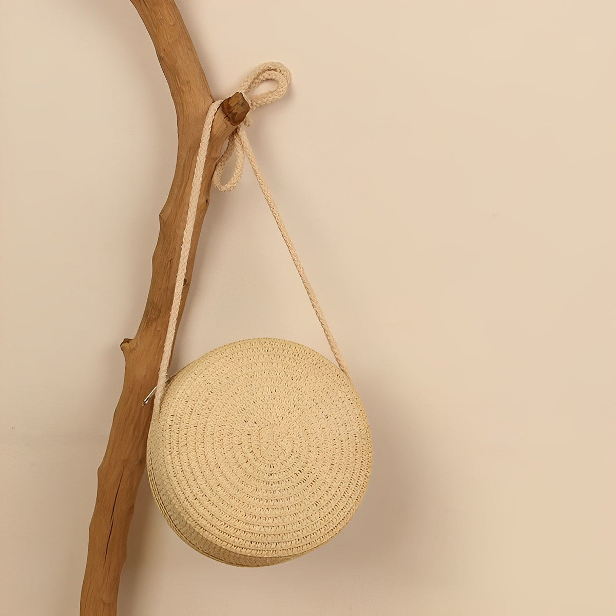 Petit sac rond en paille à bandoulière en corde