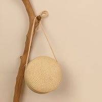 Petit sac rond en paille à bandoulière en corde