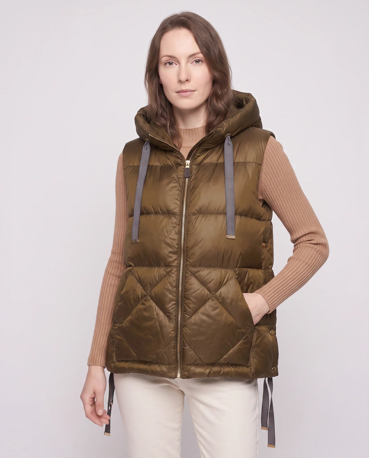 Gilet matelassé à capuche et grandes poches