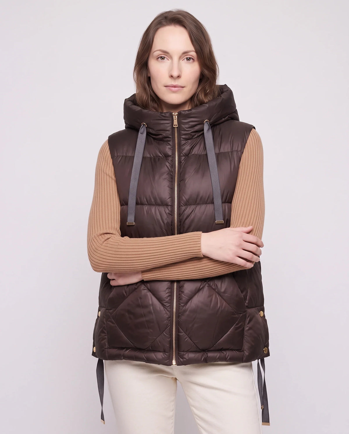 Gilet matelassé à capuche et grandes poches