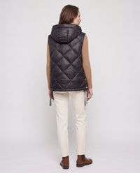 Gilet matelassé à capuche et grandes poches