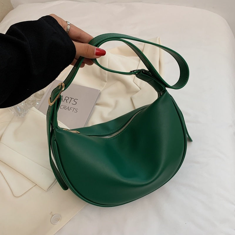Sac demi-lune porté épaule en simili cuir lisse