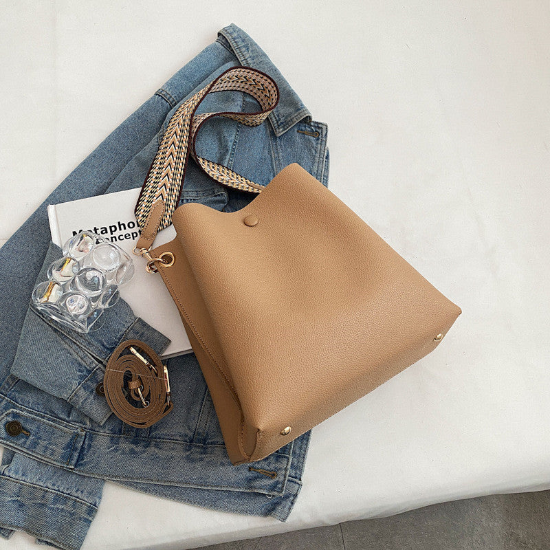 Sac seau bandoulière en simili cuir grainé
