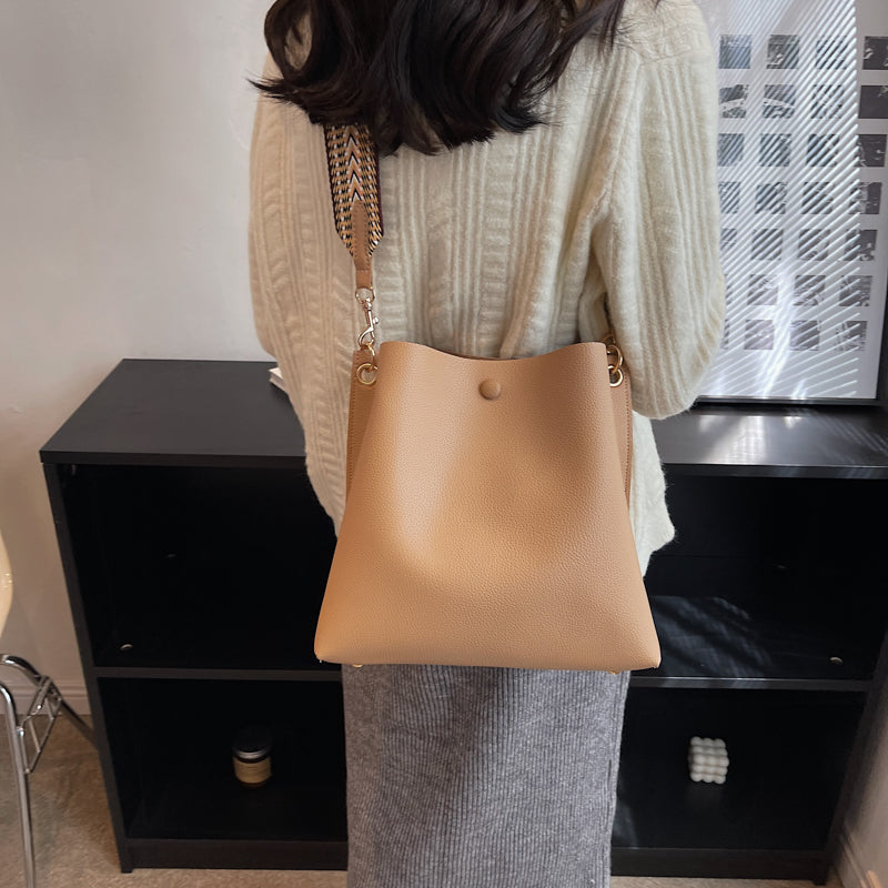 Sac seau bandoulière en simili cuir grainé