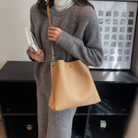 Sac seau bandoulière en simili cuir grainé