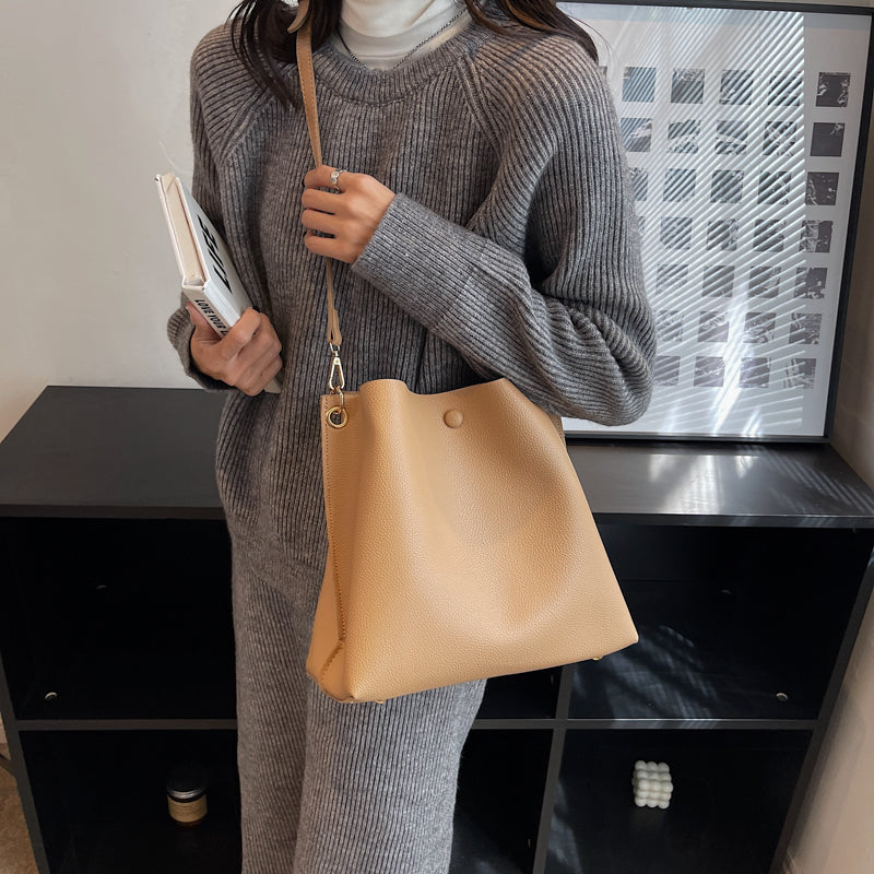 Sac seau bandoulière en simili cuir grainé