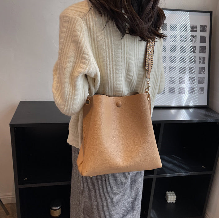 Sac seau bandoulière en simili cuir grainé