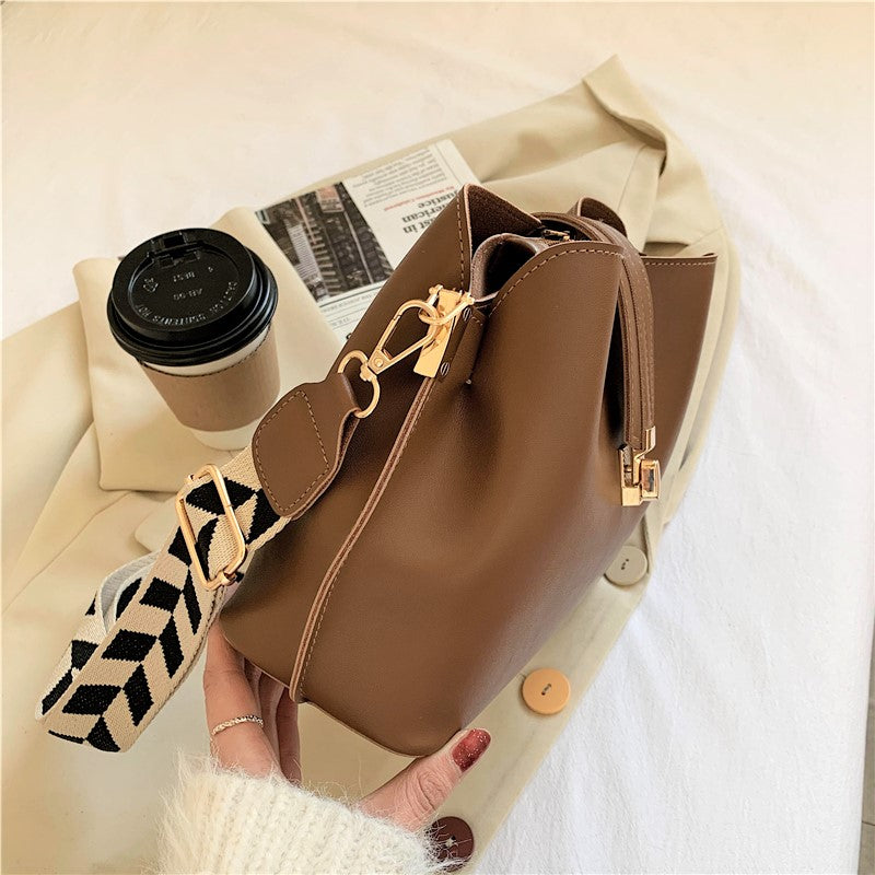 Sac bandoulière en simili cuir à fermoir métallique