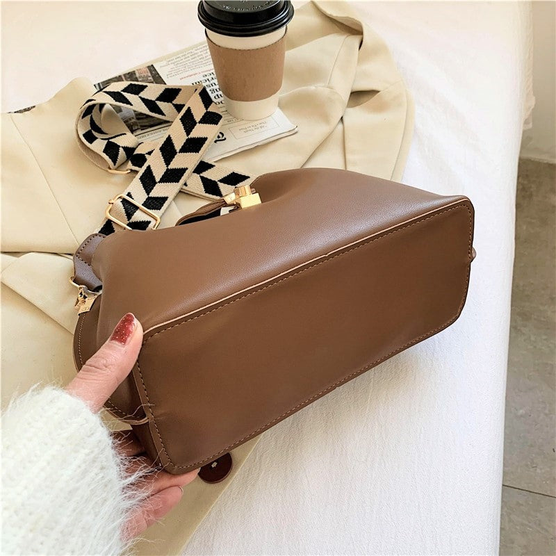 Sac bandoulière en simili cuir à fermoir métallique