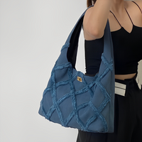 Sac hobo en jean à fermoir tournant doré