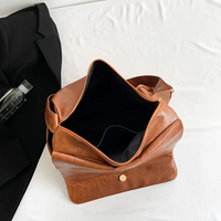 Sac cabas en simili cuir à rabat et bandoulière